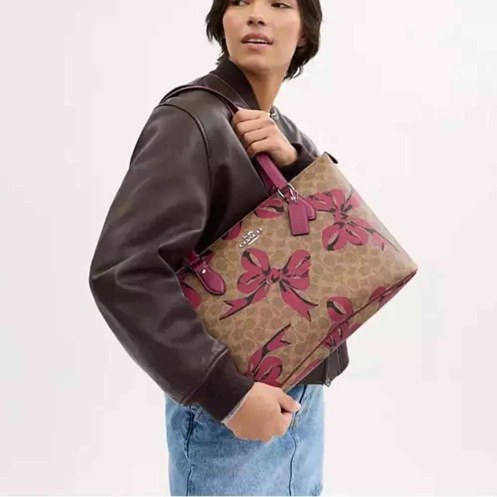 Coach Gallery Tote Bag In Signature Canvas With Bow Print Purse